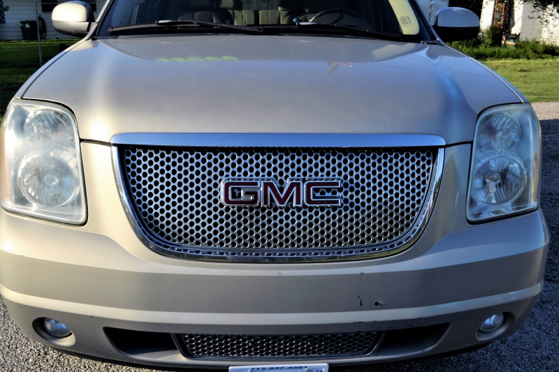 concession-moto-LE LAVANDOU-min_gmc-yukon-truck-grill-2828425